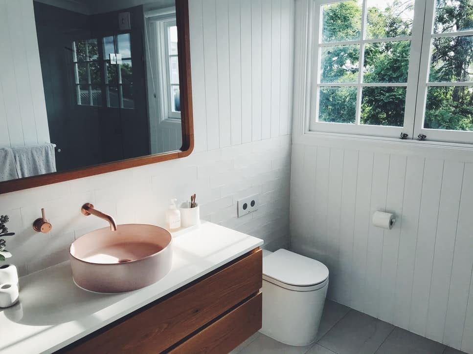 bathroom design with lines and space