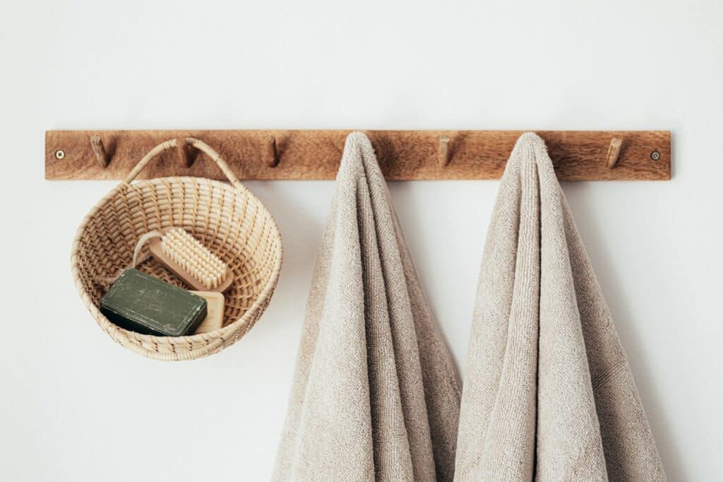 towel rack DIY bathroom decor ideas