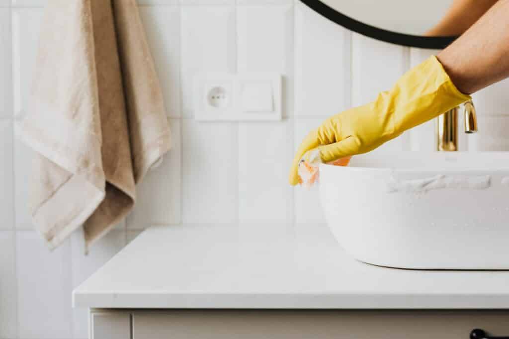 Sink cleaning in a bathroom