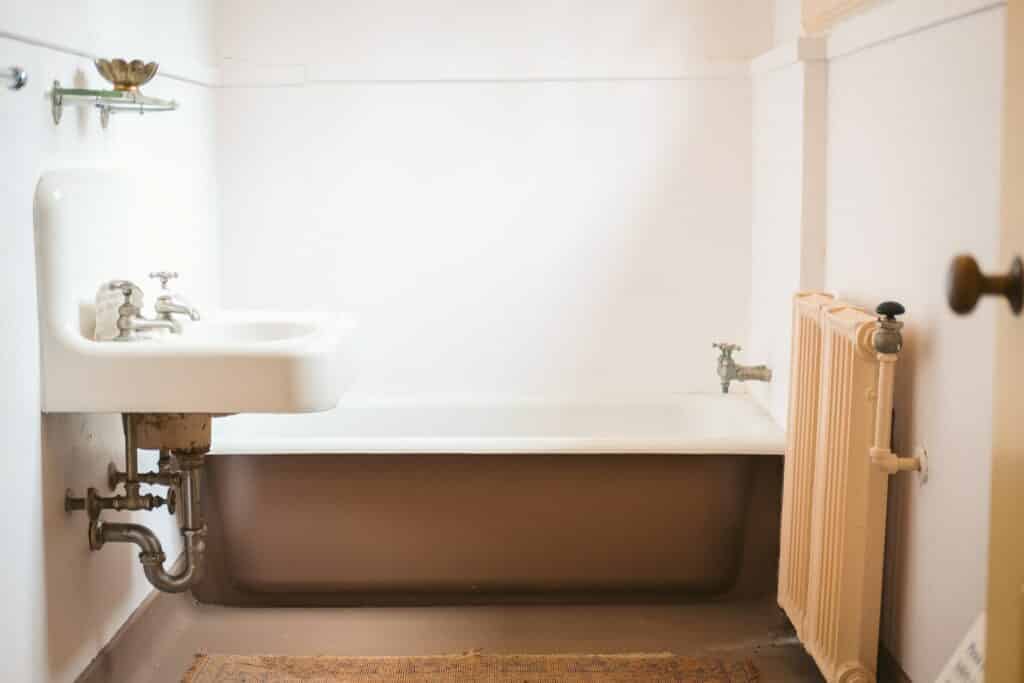 tub in a 5x8 bathroom layout