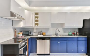 how to spray paint kitchen cabinets
