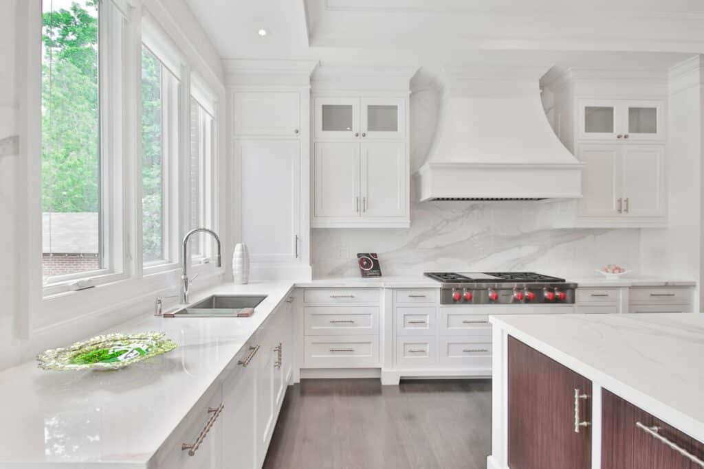 https://thehomeatlas.com/wp-content/uploads/2021/04/quartz-cost-kitchen-countertops-1024x683.jpg