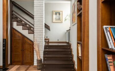 How to Decorate Staircase Wall?