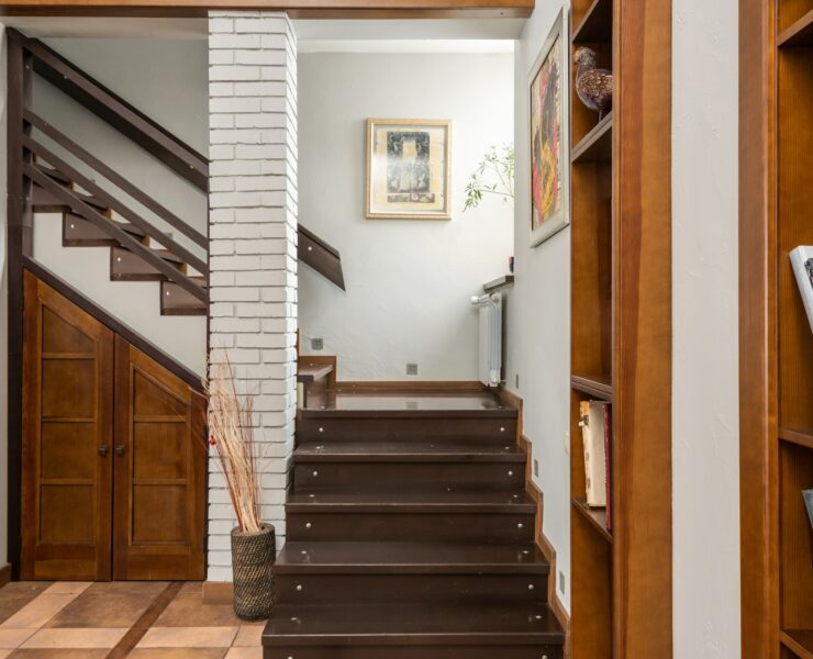 how to decorate staircase wall