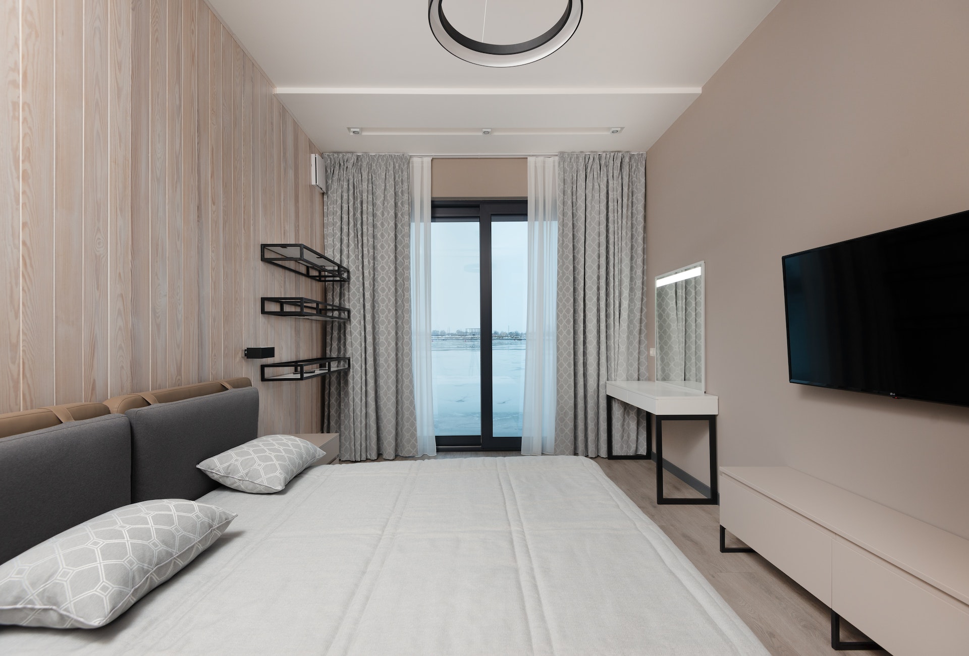 how to maximize space in a small bedroom