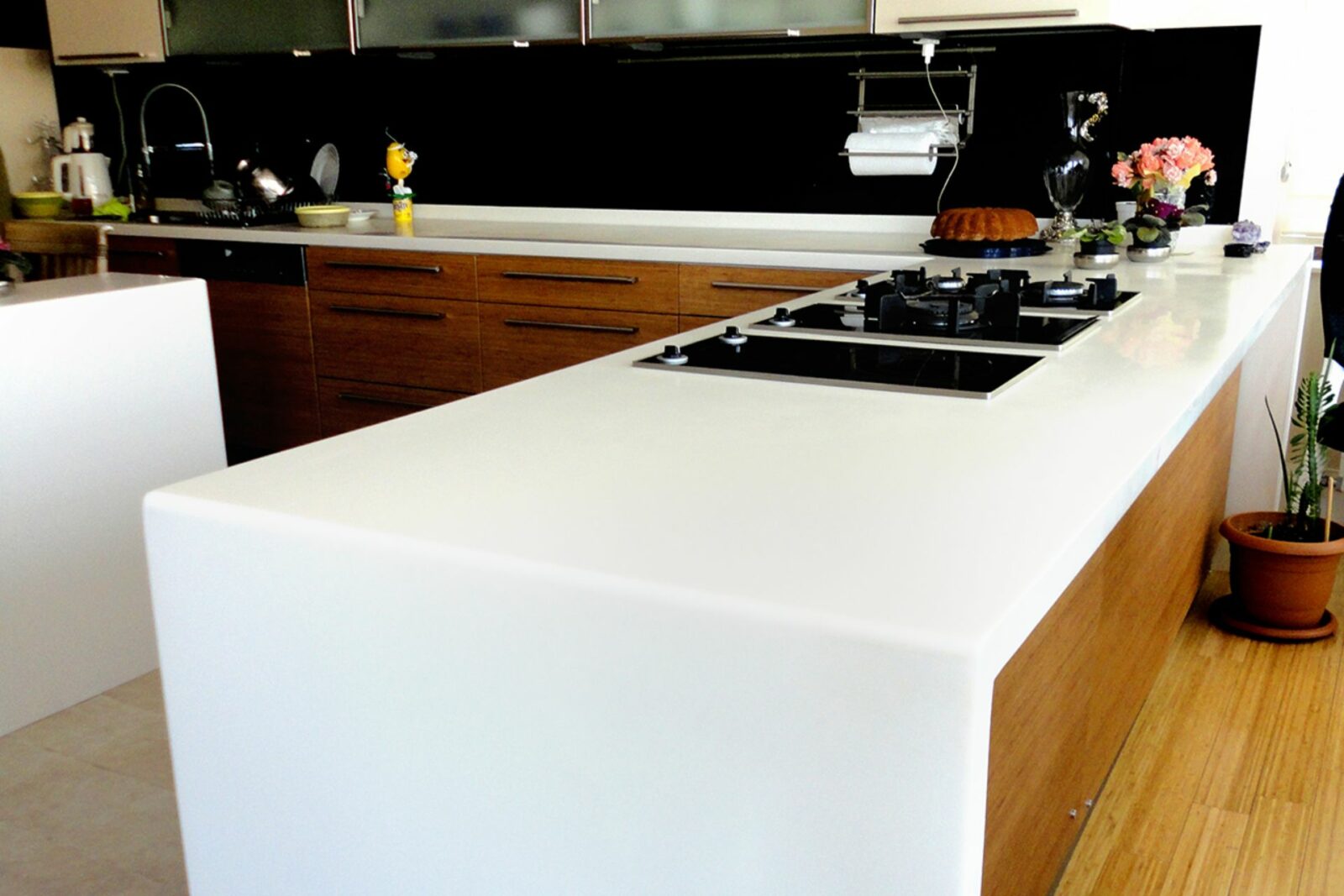 acrylic kitchen counter        
        <figure class=