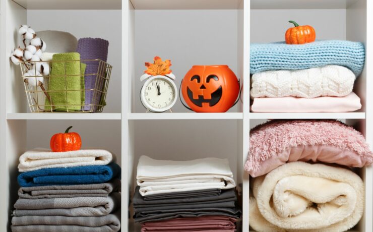 ideas for storing towels in small bathroom