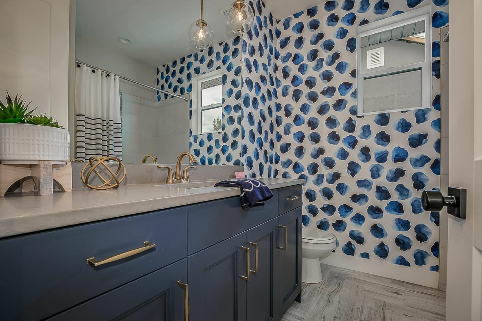 bathroom design with wallpaper