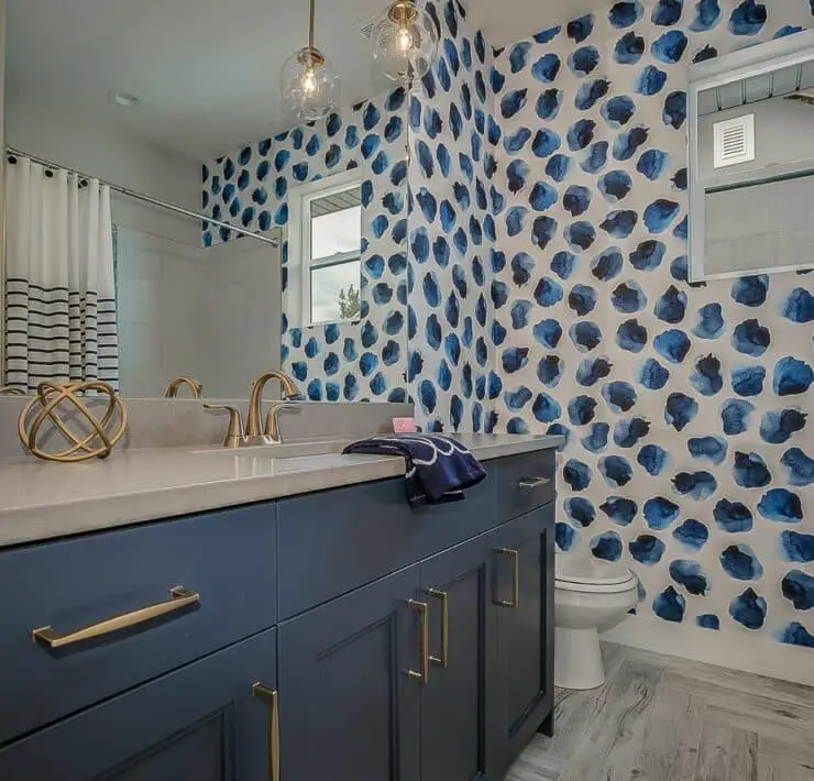 bathroom design with wallpaper
