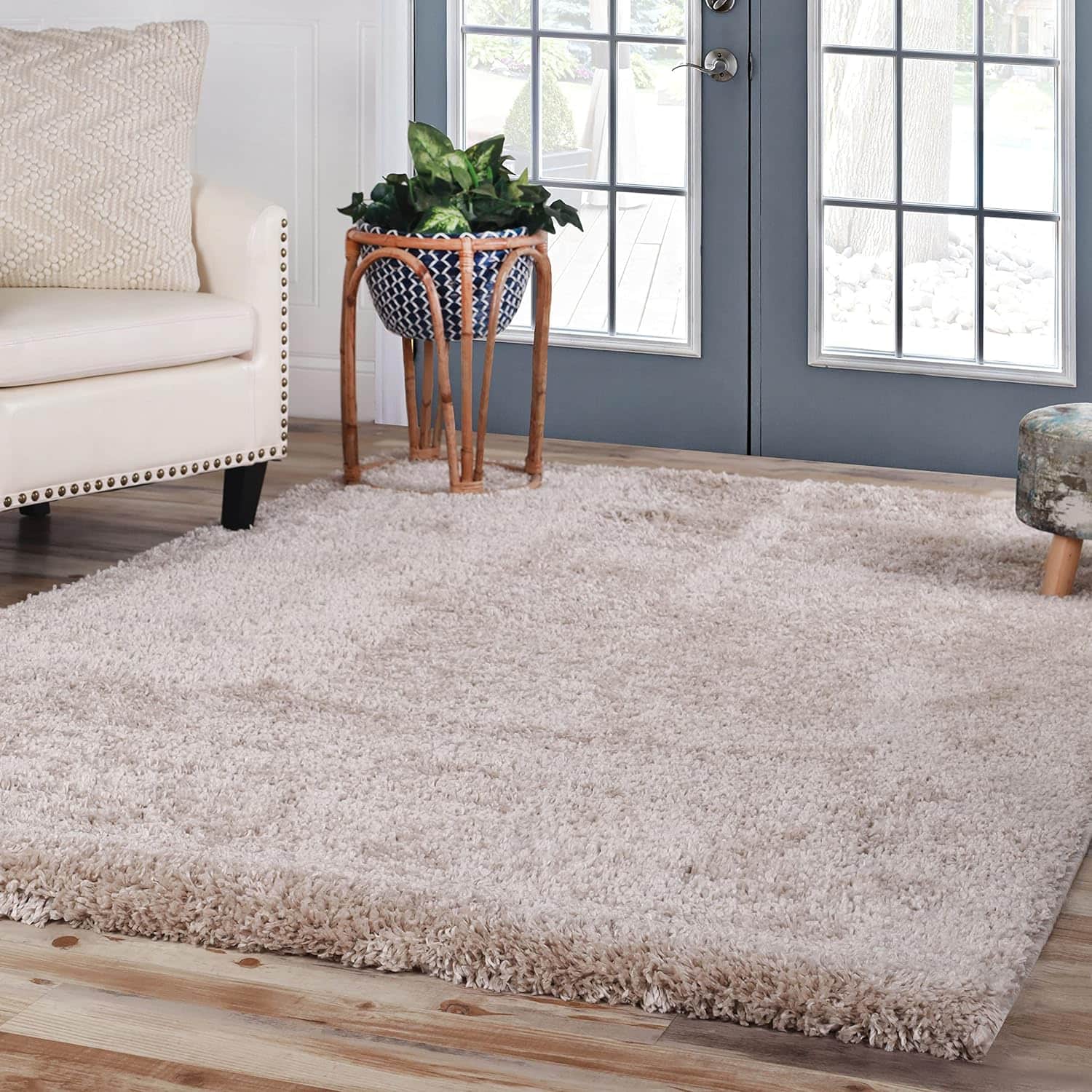 beige shaggy rug