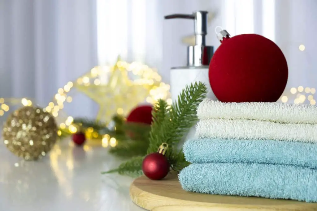 how to decorate a bathroom for christmas